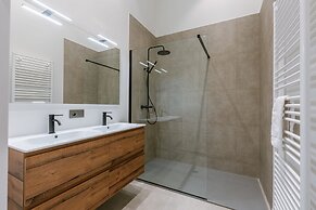 Stunning Seafront Apartment With Modern Comforts and Dike Views