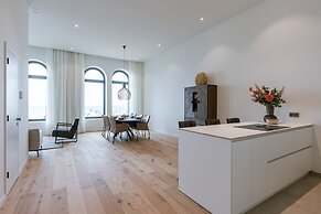 Stunning Seafront Apartment With Modern Comforts and Dike Views