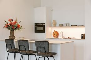 Stunning Seafront Apartment With Modern Comforts and Dike Views