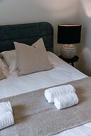 Serene Dikefront Apartment With en Suite Bedrooms and Stunning Views