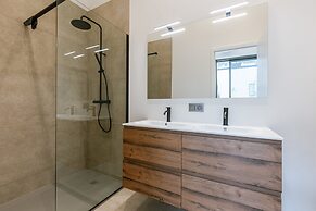 Serene Dikefront Apartment With en Suite Bedrooms and Stunning Views