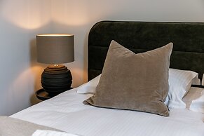 Serene Dikefront Apartment With en Suite Bedrooms and Stunning Views