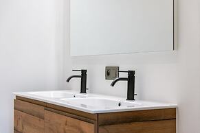 Serene Dikefront Apartment With en Suite Bedrooms and Stunning Views