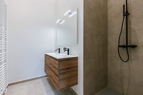 Serene Dikefront Apartment With en Suite Bedrooms and Stunning Views