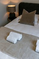 Serene Dikefront Apartment With en Suite Bedrooms and Stunning Views