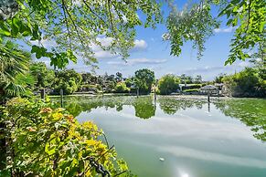 Lakeside Retreat With Private Boat Ramp 3 Bedroom Home by RedAwning