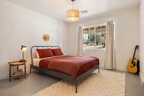 Bonanza In The Desert - Pool, Hot Tub, Grill 3 Bedroom Home by RedAwni