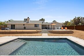 Bonanza In The Desert - Pool, Hot Tub, Grill 3 Bedroom Home by RedAwni