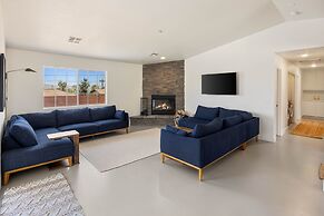 Bonanza In The Desert - Pool, Hot Tub, Grill 3 Bedroom Home by RedAwni