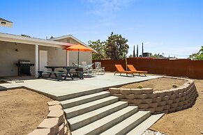 Bonanza In The Desert - Pool, Hot Tub, Grill 3 Bedroom Home by RedAwni