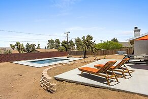 Bonanza In The Desert - Pool, Hot Tub, Grill 3 Bedroom Home by RedAwni