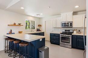 Bonanza In The Desert - Pool, Hot Tub, Grill 3 Bedroom Home by RedAwni