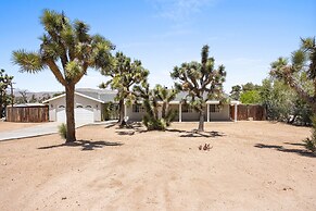 Bonanza In The Desert - Pool, Hot Tub, Grill 3 Bedroom Home by RedAwni