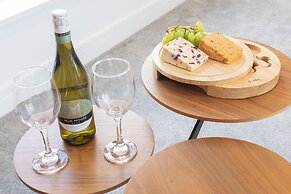 Elliot Oliver - The Penthouse 2 Bedroom Apartment With Parking