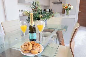 Elliot Oliver - The Penthouse 2 Bedroom Apartment With Parking