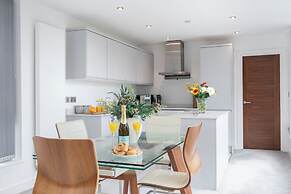 Elliot Oliver - The Penthouse 2 Bedroom Apartment With Parking