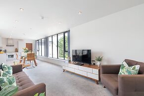 Elliot Oliver - The Penthouse 2 Bedroom Apartment With Parking