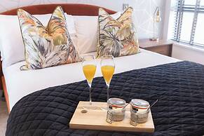 Elliot Oliver - The Penthouse 2 Bedroom Apartment With Parking