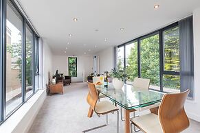 Elliot Oliver - The Penthouse 2 Bedroom Apartment With Parking