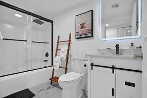 Serene Cozy Retreat with Balcony