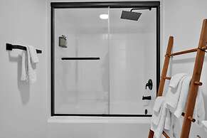 Serene Cozy Retreat with Balcony