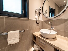 Belvilla Lakeside Luxury Mansion Retreat