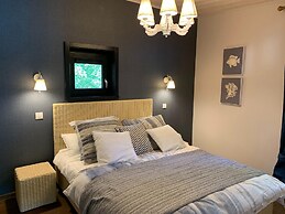 Belvilla Elegant Lakeside Retreat