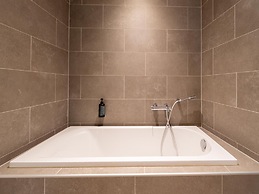 Belvilla Majestic Lake Mansion Retreat