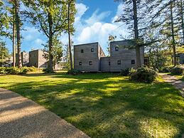 Belvilla Majestic Lake Mansion Retreat