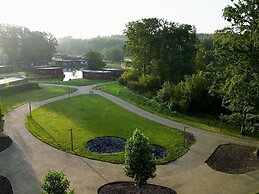 Belvilla Mansion by the Lake