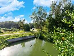 Leafy Retreat in Quiet Bungalow