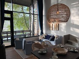 Dreamy Lakeside Escape by Belvilla