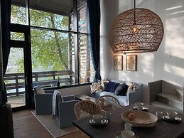 Exclusive Lakeside Residence by Belvilla