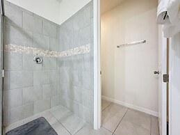 Luxury 6 Bed Villa With Pool Spa in Solara Resort