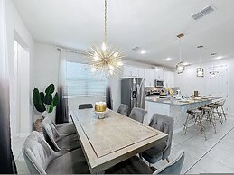 Luxury 6 Bed Villa With Pool Spa in Solara Resort