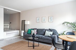 Bright & Cozy, Renovated Studio in the Center