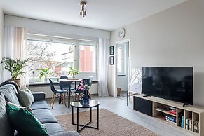 Bright & Cozy, Renovated Studio in the Center