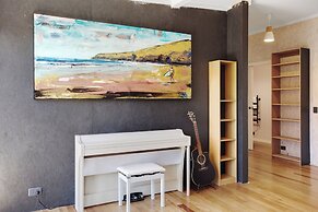 Artist's Colourful Casa with Spa Pool