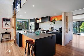 Artist's Colourful Casa with Spa Pool