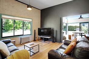 Artist's Colourful Casa with Spa Pool