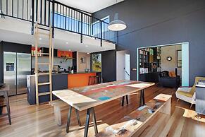 Artist's Colourful Casa with Spa Pool