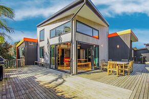 Artist's Colourful Casa with Spa Pool