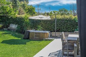 Artist's Colourful Casa with Spa Pool