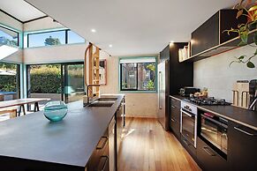 Artist's Colourful Casa with Spa Pool