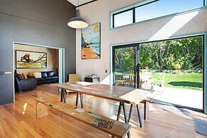 Artist's Colourful Casa with Spa Pool