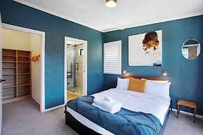 Artist's Colourful Casa with Spa Pool