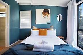 Artist's Colourful Casa with Spa Pool