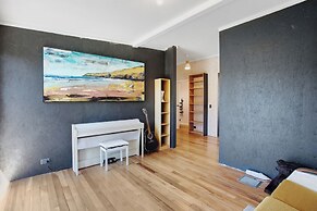 Artist's Colourful Casa with Spa Pool