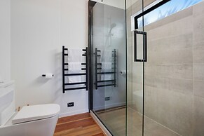 Artist's Colourful Casa with Spa Pool