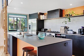 Artist's Colourful Casa with Spa Pool